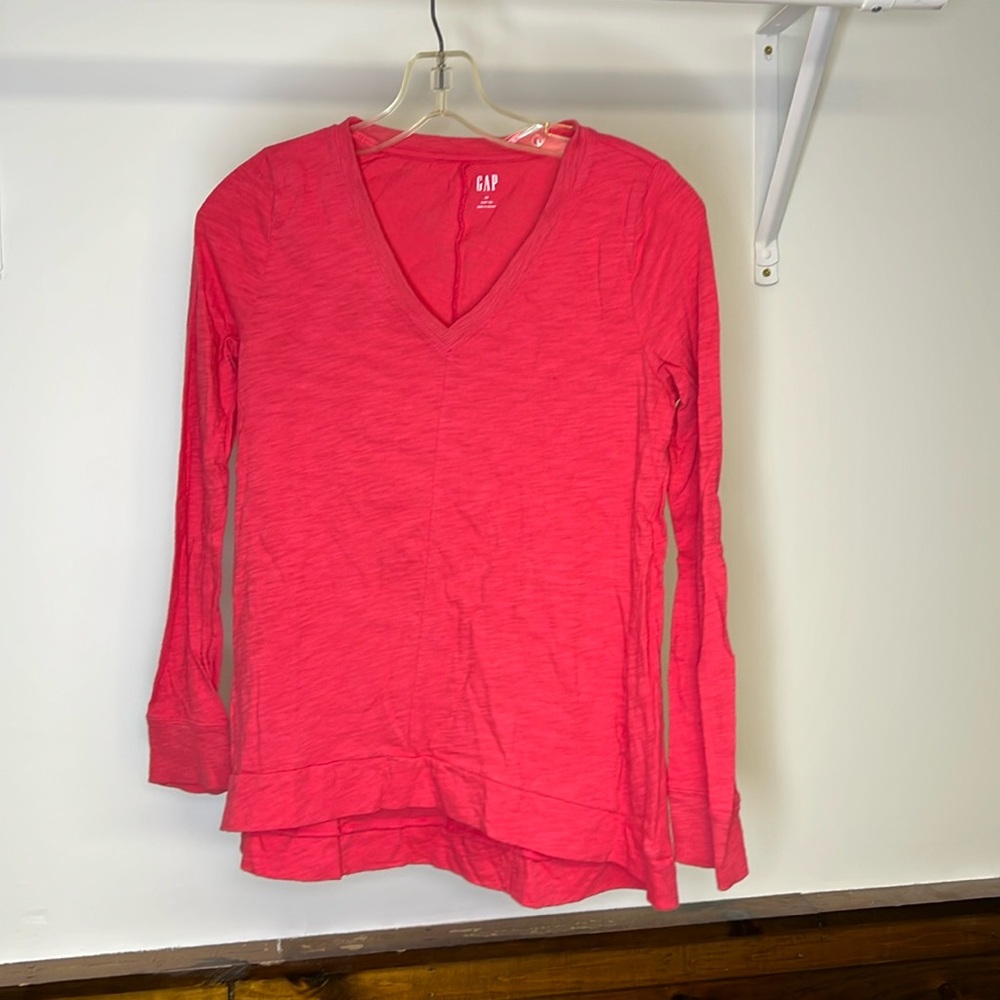 Gap Long Sleeve V-Neck Easy Tee in Pink- XS